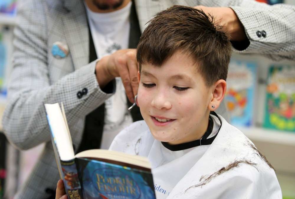 Waschen, schneiden, lesen: Ravensburger unterstützt Leseförderung beim Friseur